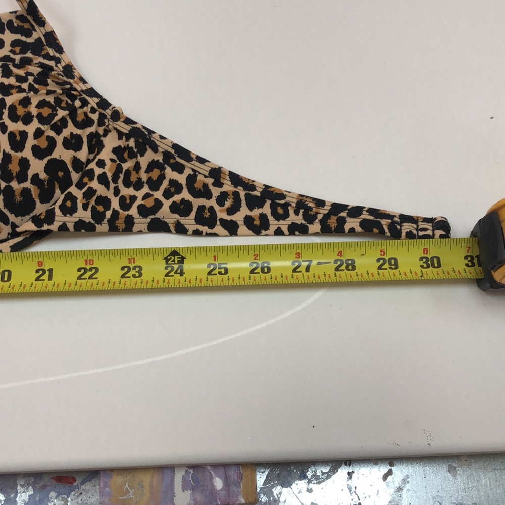 Cute leopard print bikini top, underwire & padding. Fits more like a large. - Picture 2 of 5